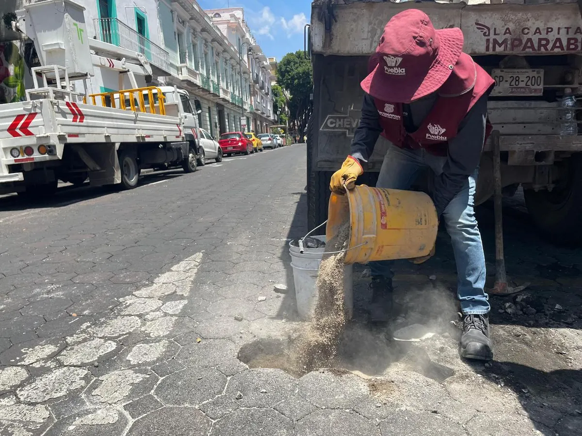 Realizan mantenimiento vial en el Centro Histórico de Puebla por Procesión de Viernes Santo