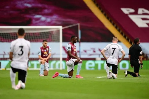 Premier League regresa con protesta antirracista y homenaje a víctimas del Covid-19