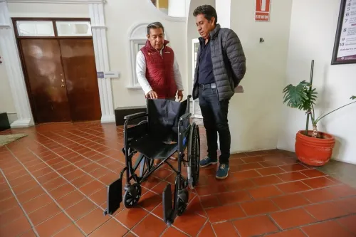 Otorga Sedif silla de ruedas a persona de la tercera edad