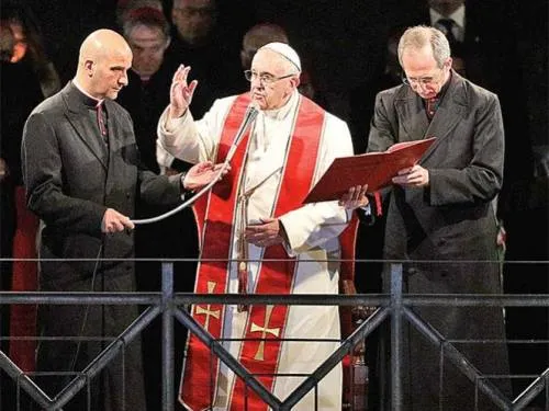 El papa Francisco reza por la sangre vertida por inocentes