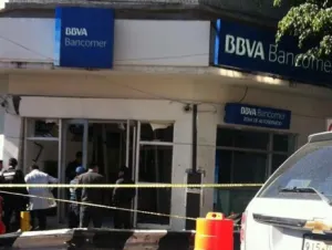 Bomba explota en banco del DF; no se reportan lesionados