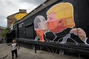 Imagen de Trump y Putin besándose se hace viral