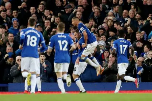Everton vence 2-0 a Chelsea en Liga Premier
