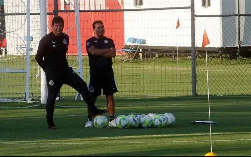 Chivas anuncia al cuerpo técnico de Coyote