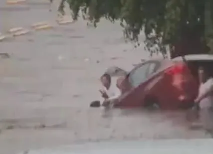Auto inundado debido a las fuertes lluvias