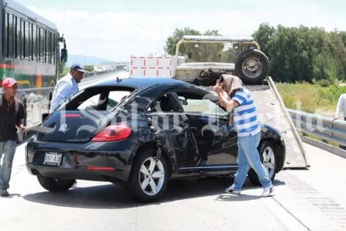 Se vuelca Volkswagen New Beetle en la autopista Puebla-Orizaba