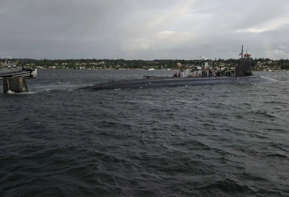 Submarino nuclear de EU choca en aguas de Asia; aparato resultó dañado