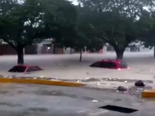 Video: “Franklin” muestra su poder; inunda avenidas en Campeche