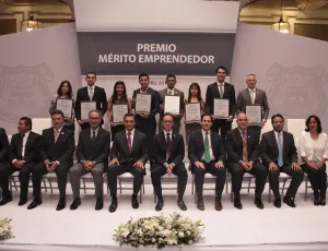 Reconoce ayuntamiento a historiadores y a emprendedores