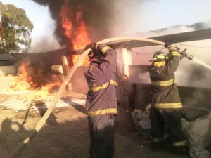 Bomberos sofocó incendio en fábrica textil