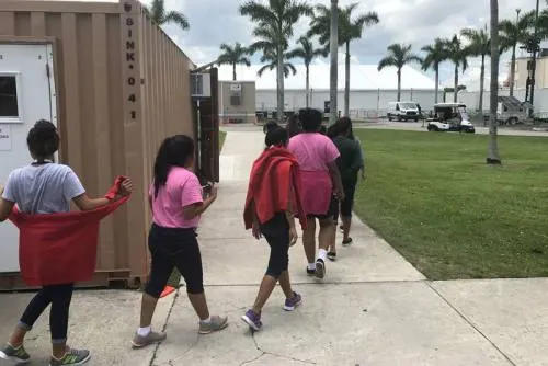 Más de 500 niños inmigrantes separados de sus padres aun en custodia de EU