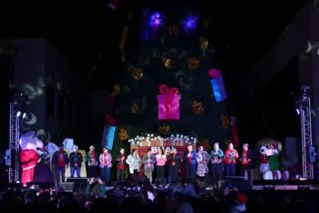 La rectora Lilia Cedillo Ramírez enciende el tradicional Árbol de Navidad en el CCU