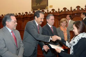 Entrega Alfonso Esparza reconocimientos a incubados 2013