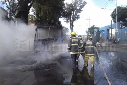 Se incendia transporte público en bulevar Xonaca