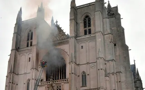 Controlan incendio en catedral de Nantes; sospechan que fue “provocado”