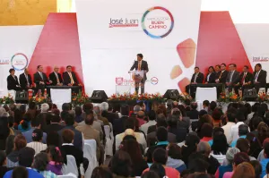 Mujer interrumpe informe de Espinosa y lo acusa de represor