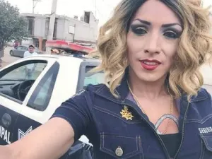 Travesti utiliza patrulla en San Martín para tomarse fotos