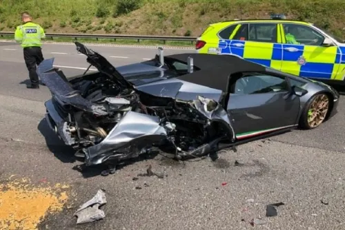 Sujeto compra un Lamborghini nuevo; veinte minutos después lo choca