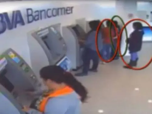 Detienen a colombiana que encabezaba a jóvenes para robar dinero en cajeros