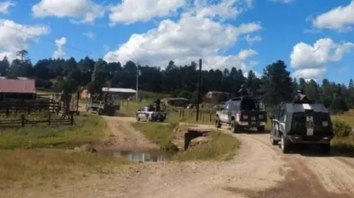 Grupo armado irrumpe poblado en Madera, Chihuahua; incendia vehículos y viviendas
