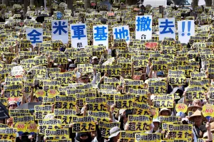 Miles exigen en Japón el retiro de tropas estadunidenses