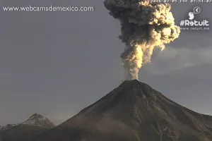 Dos explosiones se registran en el volcán de Fuego de Colima