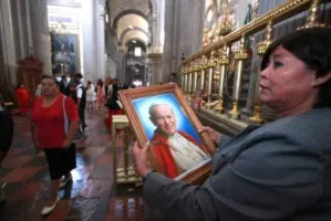 Con emoción, católicos reconocen trascendencia de JPII