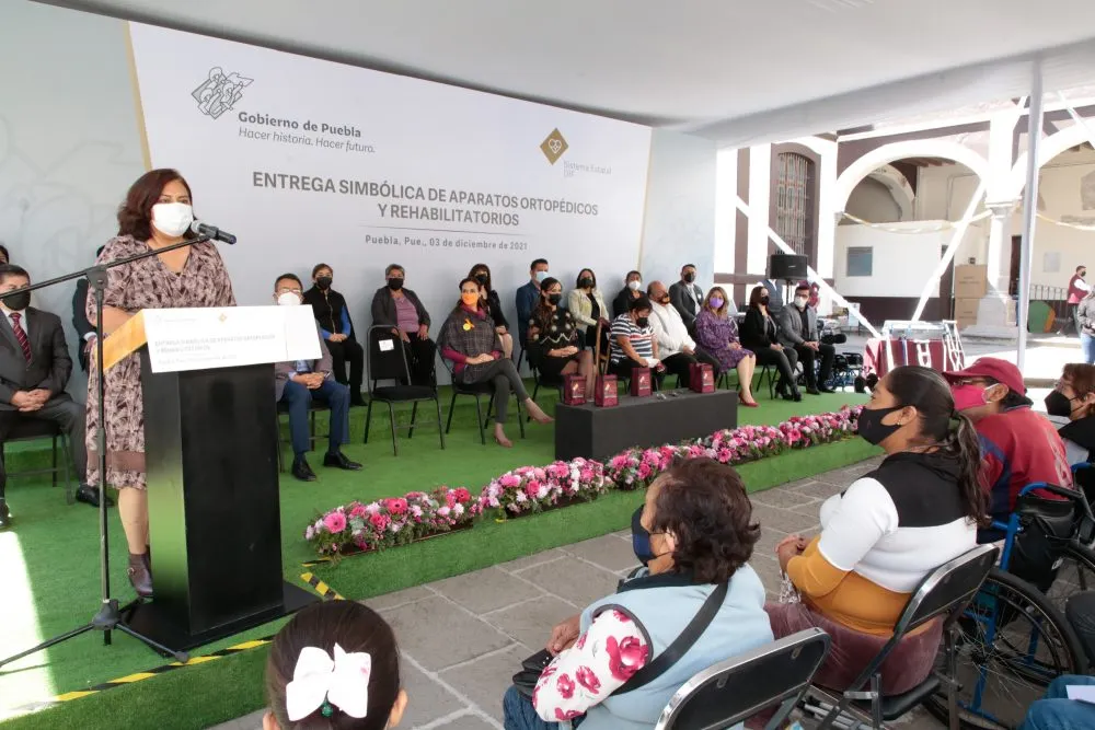 Con auditivos, lentes y sillas de ruedas, SEDIF beneficia a personas con discapacidad