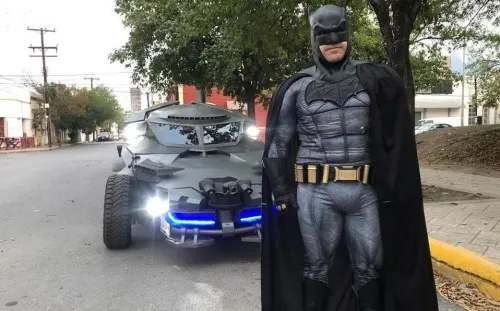 ‘Batman’ pide a regios no salir de sus hogares por Covid-19