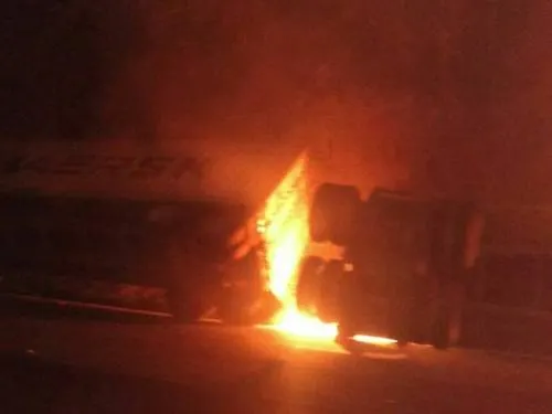 Tráiler se incendia tras chocar con camión en la México-Puebla