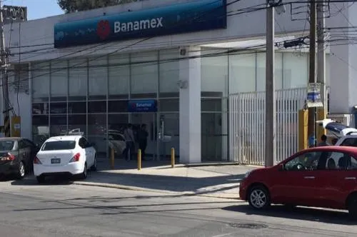 Hombre asalta banco Banamex de bulevar Valsequillo