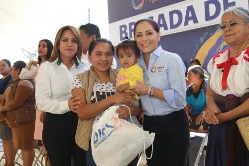 Dinorah López encabeza primera brigada de trabajo voluntario en Ajalpan