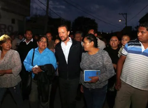 Luis Banck y vecinos de Xochimehuacan trabajan en acciones de seguridad, movilidad y servicios