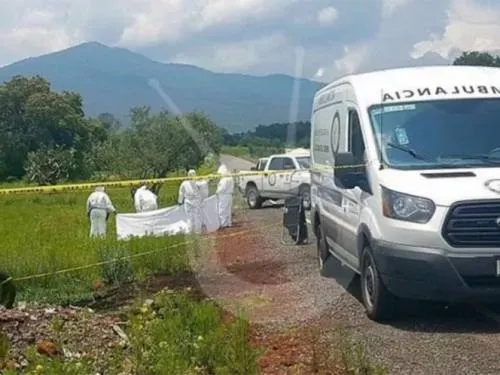 Abandonan 4 cuerpos a la orilla de la carretera Irimbo-Maravatío