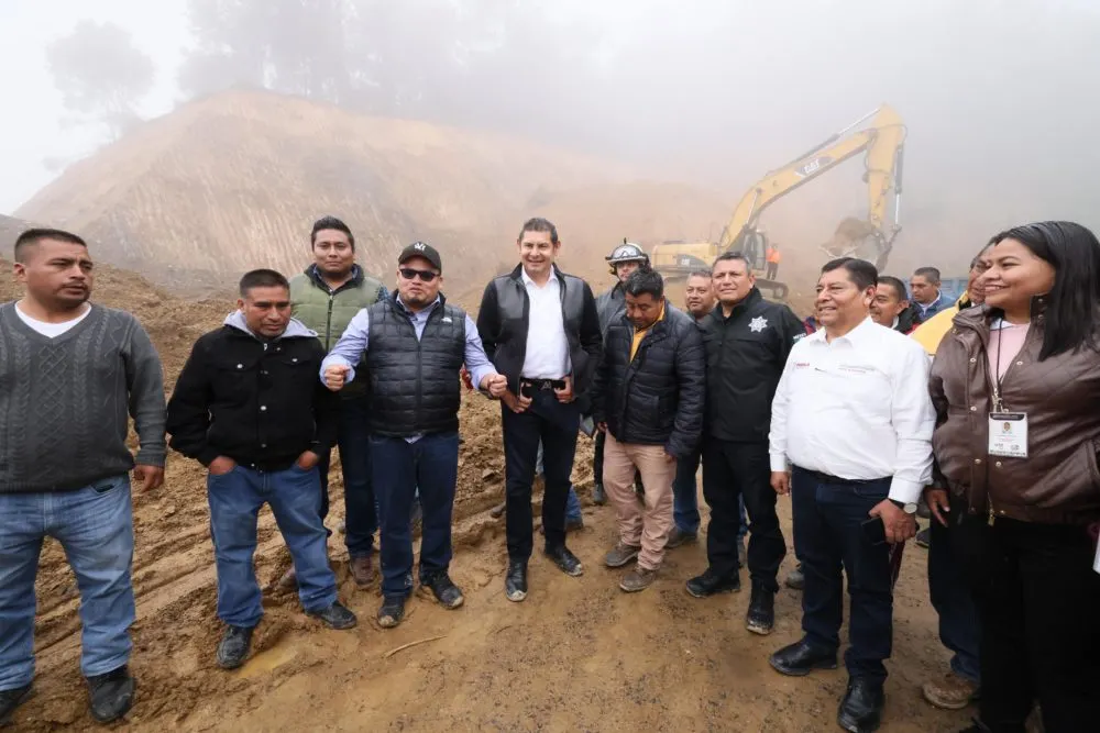 Alejandro Armenta recorrió Eloxochitlán para supervisar los deslaves y daños causados por el huracán Erick