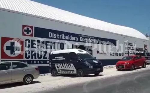 Atracan a conductor de taxi ejecutivo y lo abandonan cerca de Africam