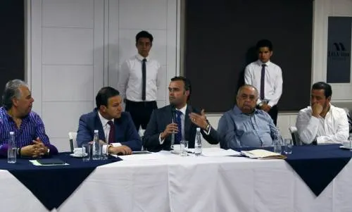 Presenta Secretaría de Infraestructura a empresarios proyecto para Paseo Bravo y Avenida Juárez