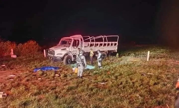 Volcadura de un camión de la Guardia Nacional deja un muerto y más de 20 lesionados