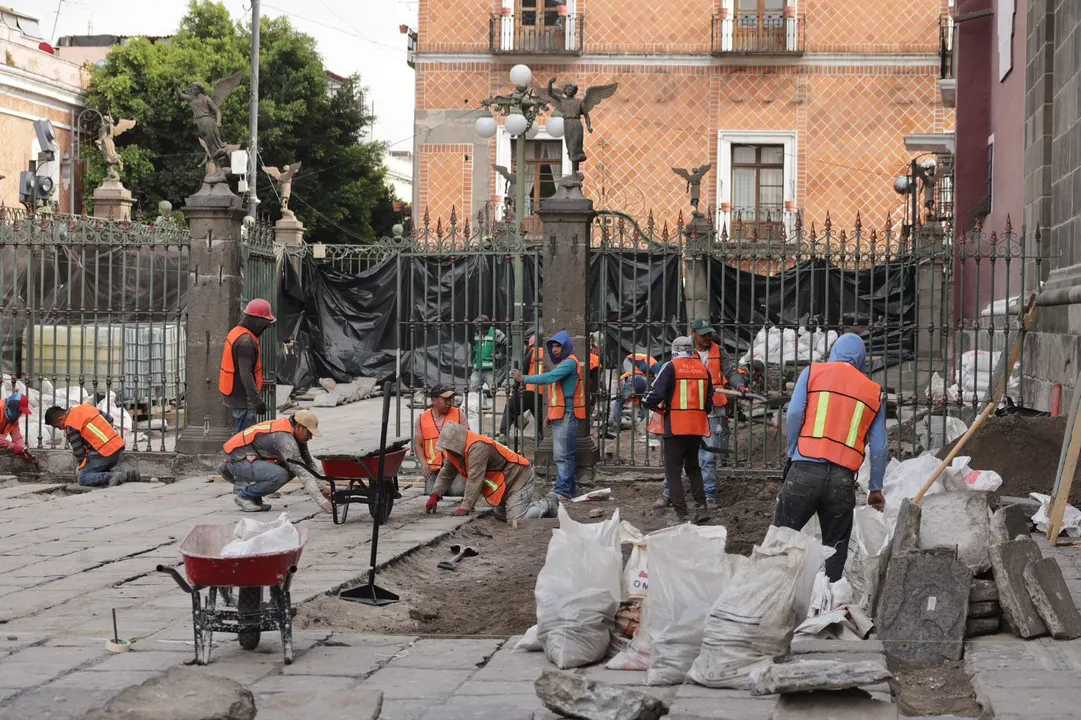 Gobierno estatal rehabilita atrio de la Catedral de Puebla para conservar su valor histórico
