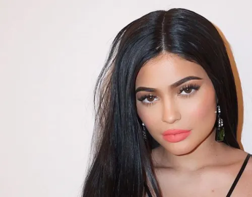 Kylie Jenner anuncia en redes el nacimiento de su bebé (VIDEO)