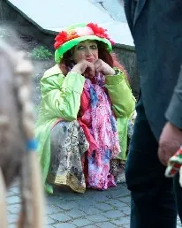 Mujer que vive en la calle se convierte en una glamorosa diva