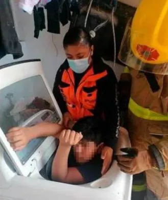 Menor se queda atorado en la lavadora y Protección Civil llega a rescatarlo