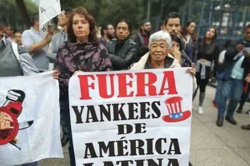 Manifestantes respaldan asilo de Evo Morales frente a embajada de EU