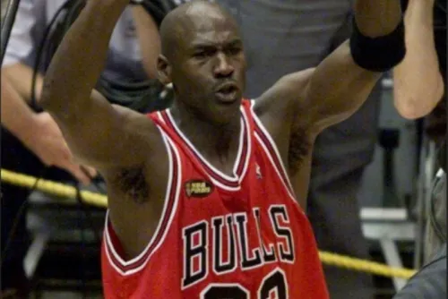 Camiseta de Michael Jordan del día que firmó con Chicago Bulls sale a subasta