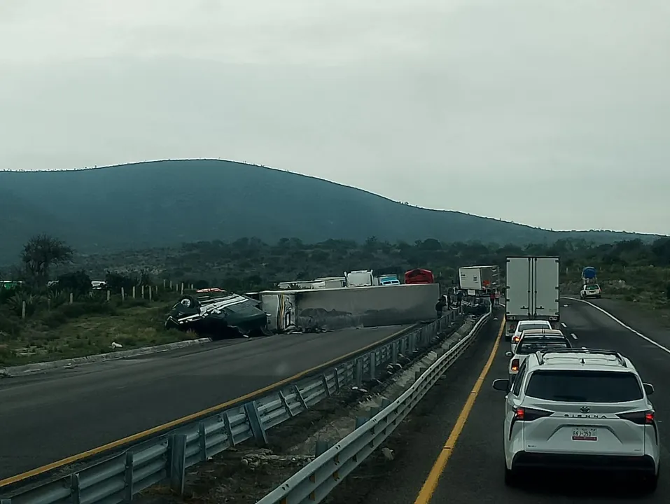 Volcadura a la altura de Esperanza