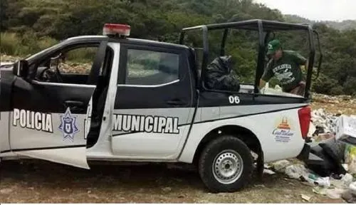 Comando atraca a policías municipales de Cuetzalan; les roban armas y una patrulla