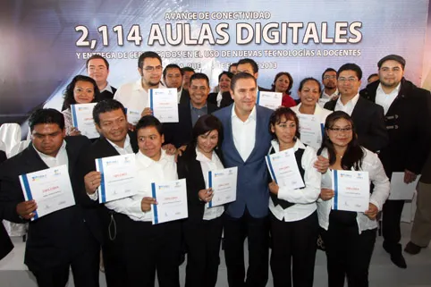 RMV entrega certificados de tecnologías a docentes de Puebla