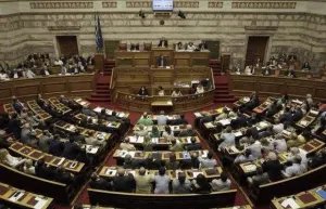 El Parlamento griego adoptó el tercer plan de rescate del país