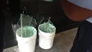 El diputado Martí Batres choca y rompe una puerta de cristal