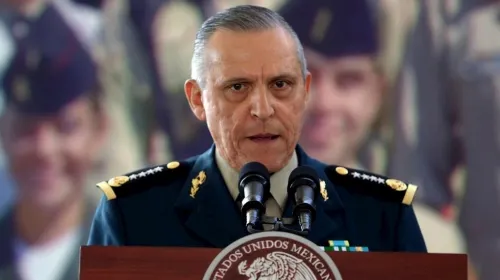 Niegan libertad bajo fianza a Salvador Cienfuegos; será trasladado a Nueva York